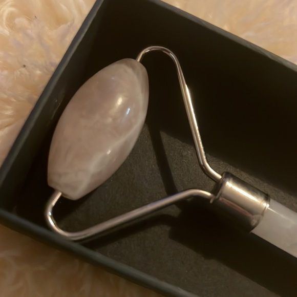 ROSE Quartz Facial Roller NWT - Picture 2 of 5